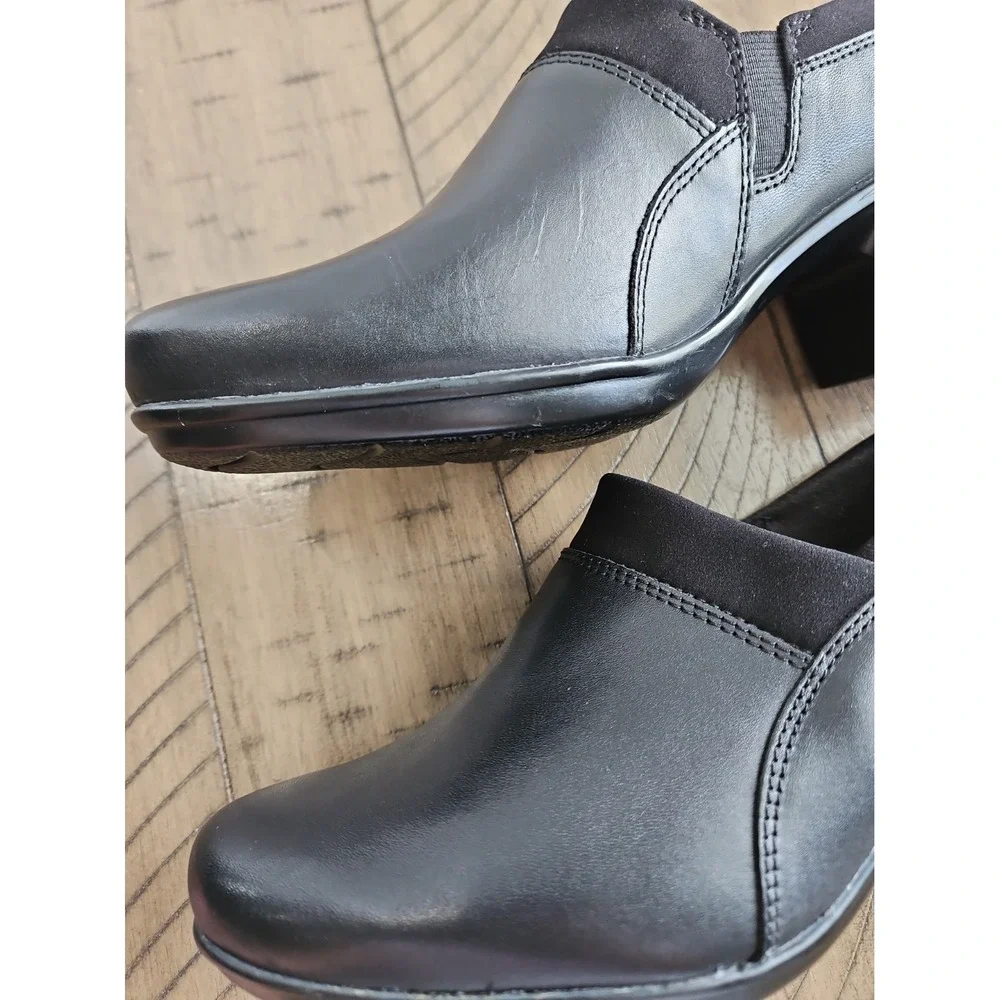 Clarks Emslie Summit Shootie 8.5 Black Leather Block Heel Minimalist Comfort